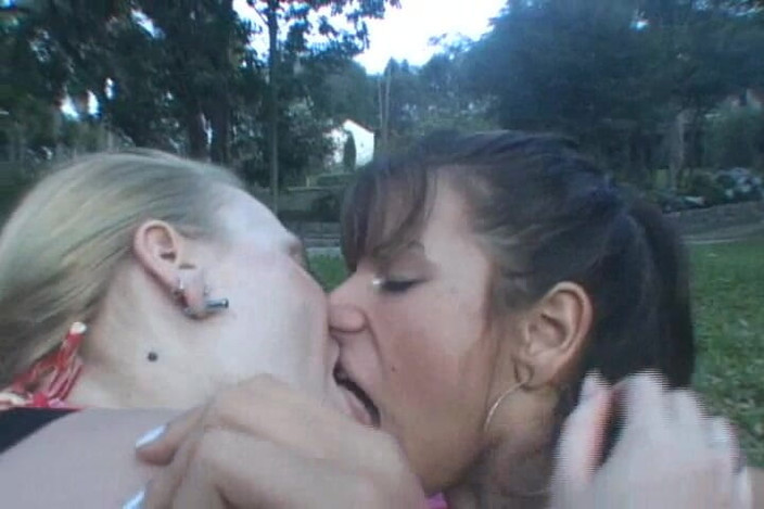 FetishKing: 레즈 핫한 섹시한 키스 마라톤