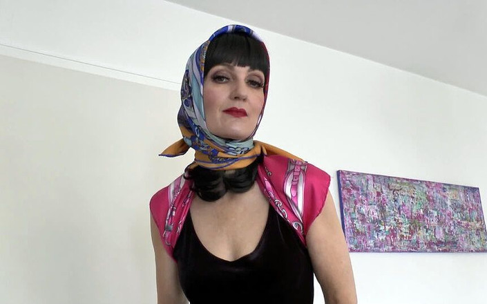 Lady Victoria Valente: Krásná hedvábná šátková módní show klip