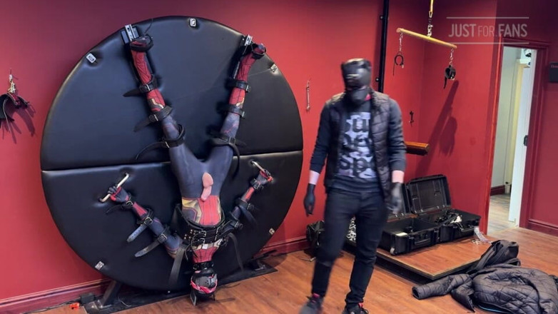 Inmate Cody and SubEdgeX: Pup Twink verkleed als spider-man vastgebonden aan het bondagewiel en...