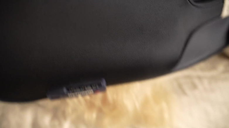 Nka Legran: La hermanastra se queda constantemente atrapada en los lugares más...