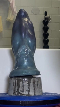 Ottenere un stretching folle con la mia indagine xxl del dildo del Cosmo