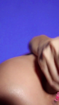 Brünette masturbiert enges analloch mit riesigem glasdildo