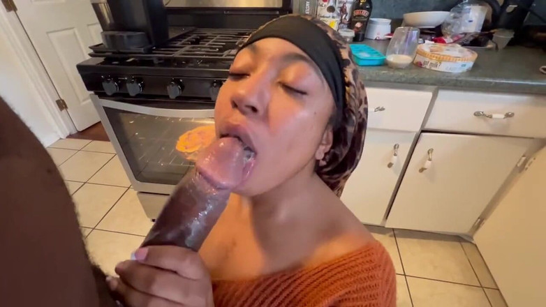 Fijii pornbox: Pompino ad un bbc in cucina