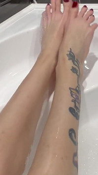 Layanan footjob dari bak mandi dengan dildo!