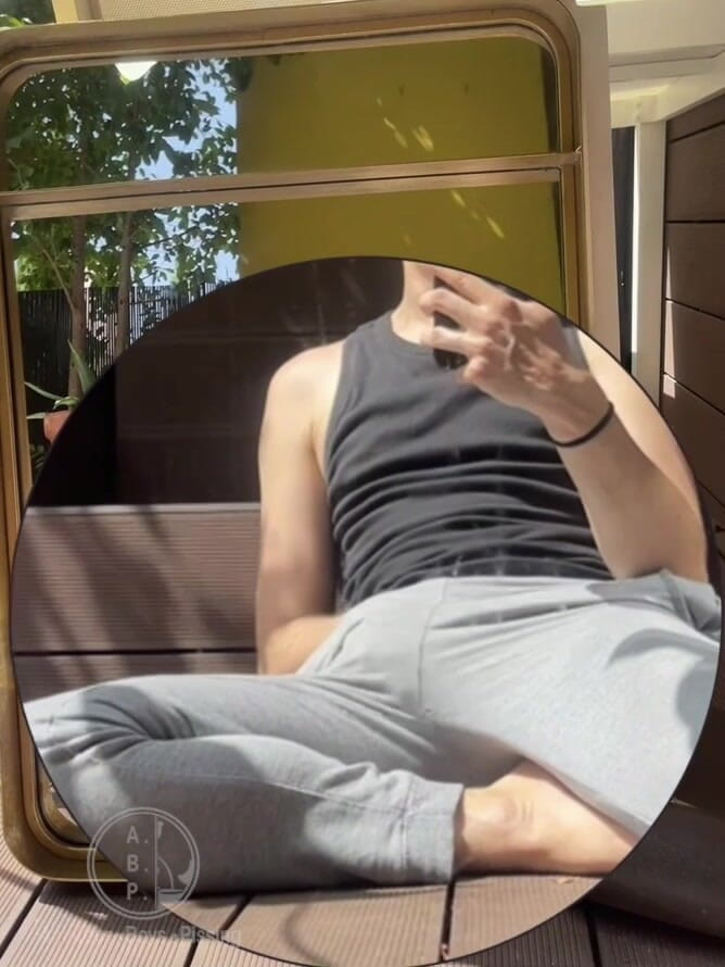 AmateurBoysPissing: Băiatul amator își udă pantalonii gri