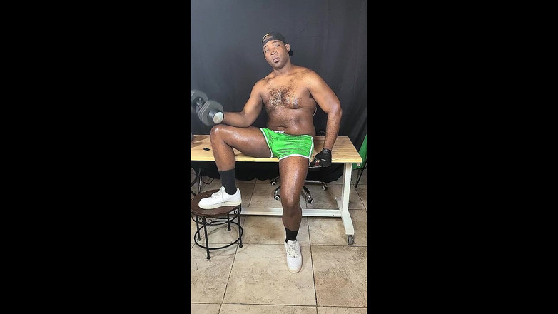 Blkbamaboi73: 锻炼后涂油的肌肉发达的同性恋主播抽搐大鸡巴