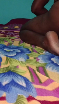 Une belle soubrette desi indienne baise son jeune demi-frère au village Forrest