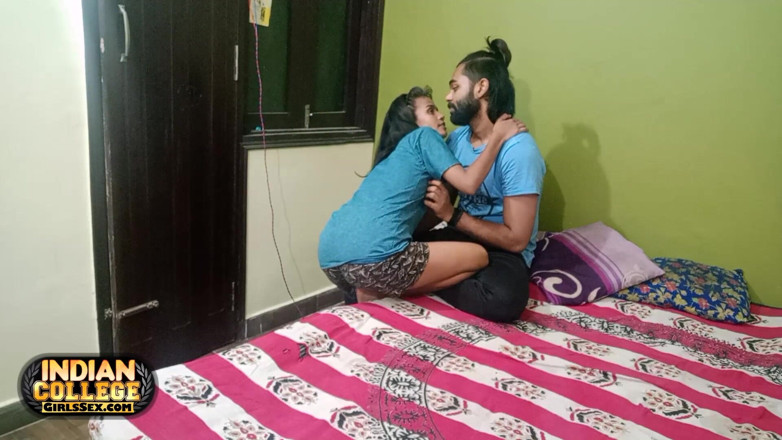 Hindi-Sex: Suculenta namorada magra indiana de 18 anos fodida por indiano pedaço