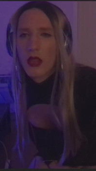Süper seksi kadın kılıklı kadın kamerada tek başına mastürbasyon yapıyor