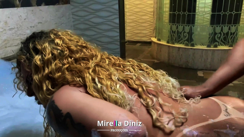 Mirella Diniz: Тіа Камілла любить хорошу компанію