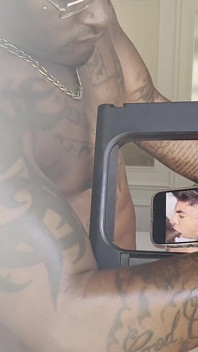 L-a prins pe tati negru futând un bărbat sexy tatuat