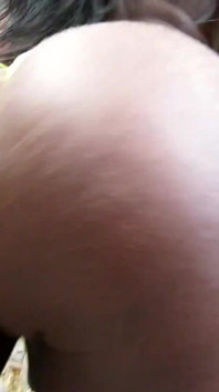 Chica trans negra tetona muestra su polla dura