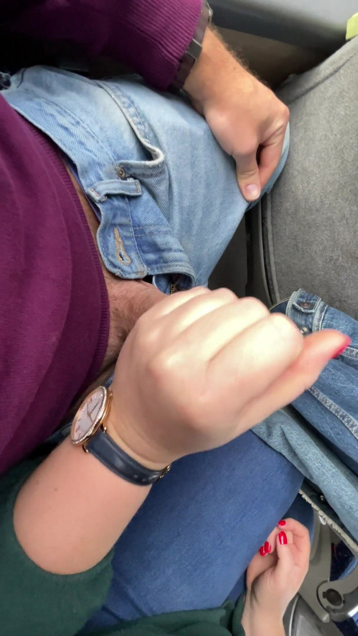 SlipCouple: Labă în autobuz și biciuire de spermă pe scaun - :P P super riscant