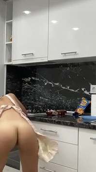 Deslumbrante puta peituda se masturba na cozinha antes de seu amante chegar