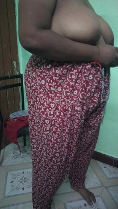 Tamil lesbian: मेरे बेडरूम में तीन आंटी हॉट ड्रेस पहनी हैं