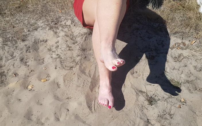 Pov legs: Beide füße im heißen sand lüfen.