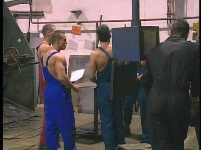 Boy Zone: Kawan sekerja kilang menyekat keras dalam seks bertiga homoseksual