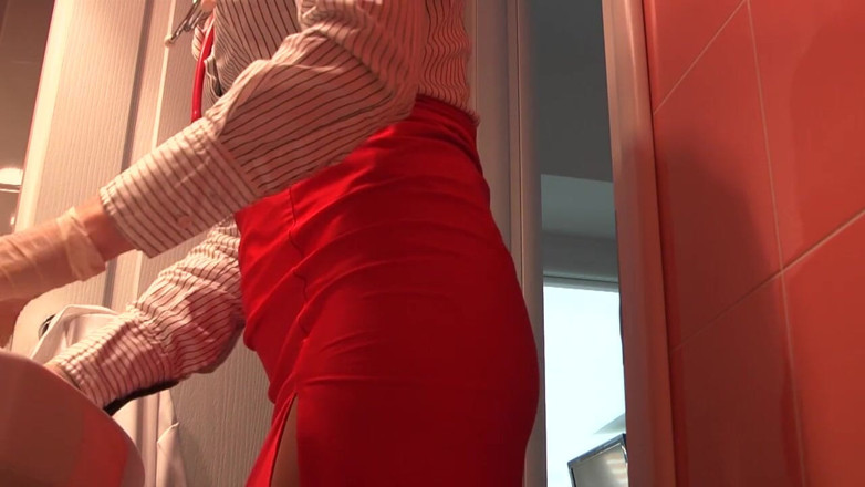 Goddess Celine: Une doctoresse blonde pisse dans les toilettes