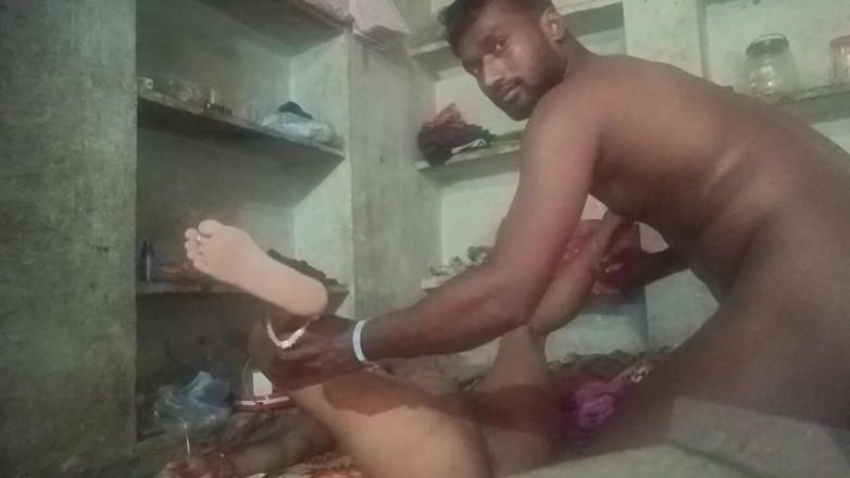 Hharr9898: घर की पत्नी अपने पति को चोद रही है