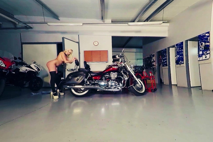 Bikes And Babes TV: Daisy Lee v Moto Garáži