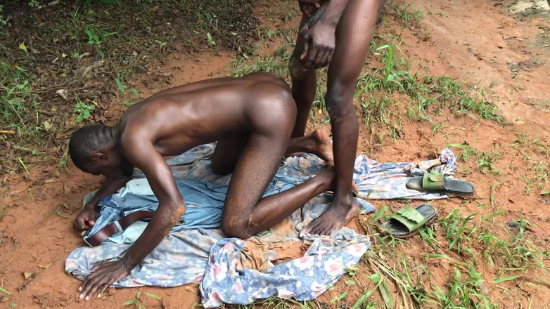 Sexydaddy: Kenyalı arkadaşımla açık havada yerde seks