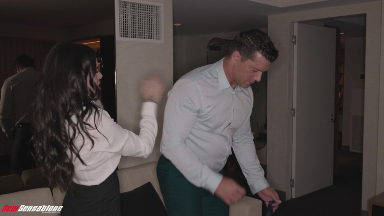 New Sensations: Sexig suttin släpper spänningar med sin nya chef