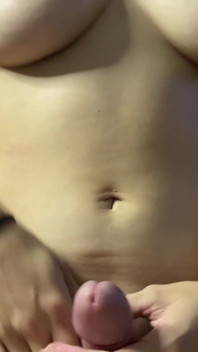 Hermosa chica tetona Debora Prado dando mamada profunda antes de montar polla para montar