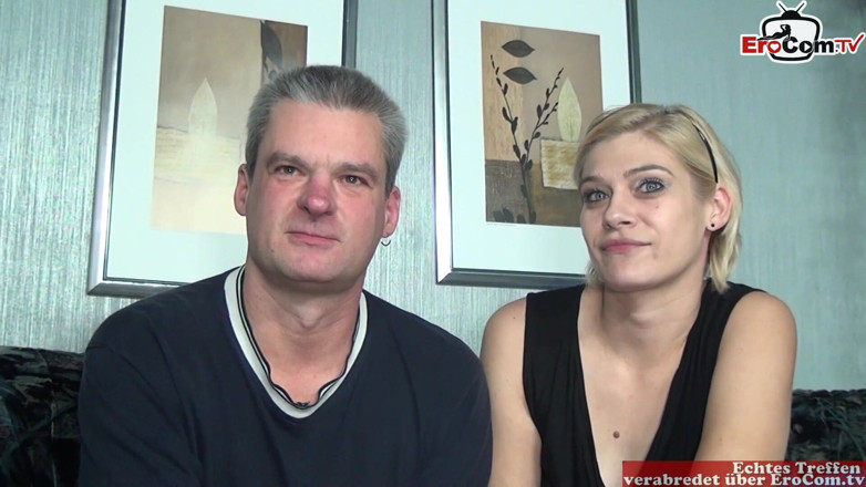 EroCom: Kocası sarışın orta yaşlı seksi karısını iki erkek bir kadın üçlü...