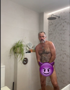 Daddybearvlc: 爸爸淋浴时间。为我的孩子们空出我的球。射精和伟大的手淫