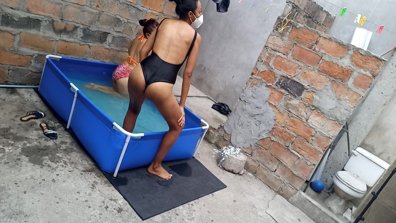 NEGRITA SEXY: Tetanggaku di kolam renang pakai bikini yang menggoda dan seksi....