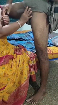 Un jeune homme baise avec une tatie desi
