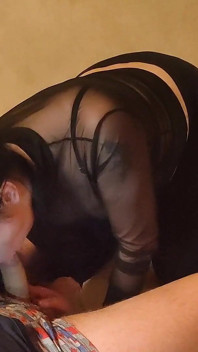 继母穿着衣服后入式口交和性交
