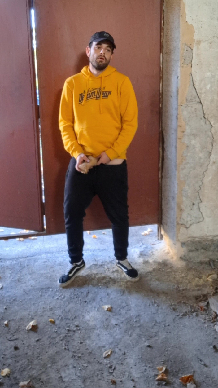 jerkofflover: Masturbarse En Una Fábrica Abandonada Al Aire Libre Y Dentro...