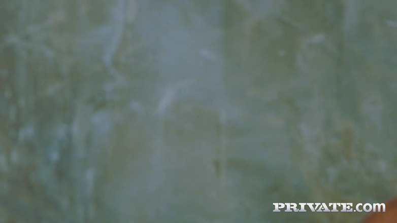 Private.com: Elle partage son mari avec Anna Polina dans un trio...