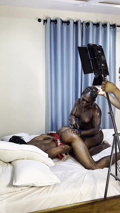 Queenofdickword: 보지 위스퍼 하나만 빨아주기 위해 온 친구