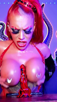 4K Succubus saje a šuká prsa pro mrdku