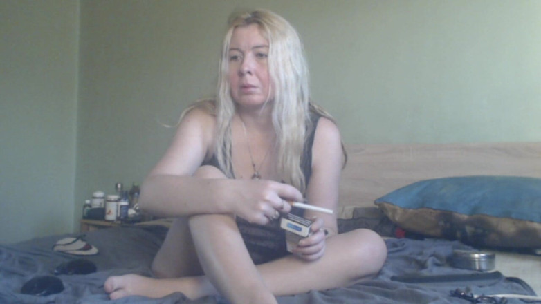 sunshinegoddes: O super mamă sexy blondă se masturbează cu loțiune