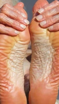 ग्रैनी पैरों से तेल का खेल - स्वयं की मालिश उसे कामुक और टपकती है