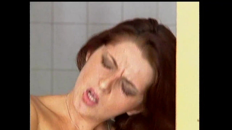 Muschi movie official: シャワーの後、良い仲間と一緒にいる