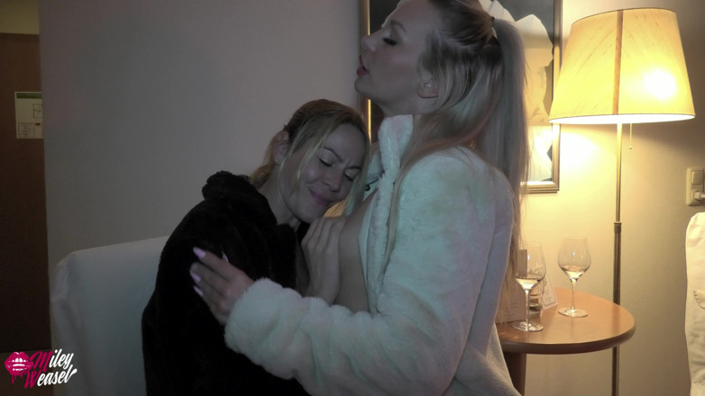 Miley Weasel: 2 si jalang blonde nakal dalam but dan kot bulu!