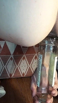 18 anni che salta su una bottiglia enorme