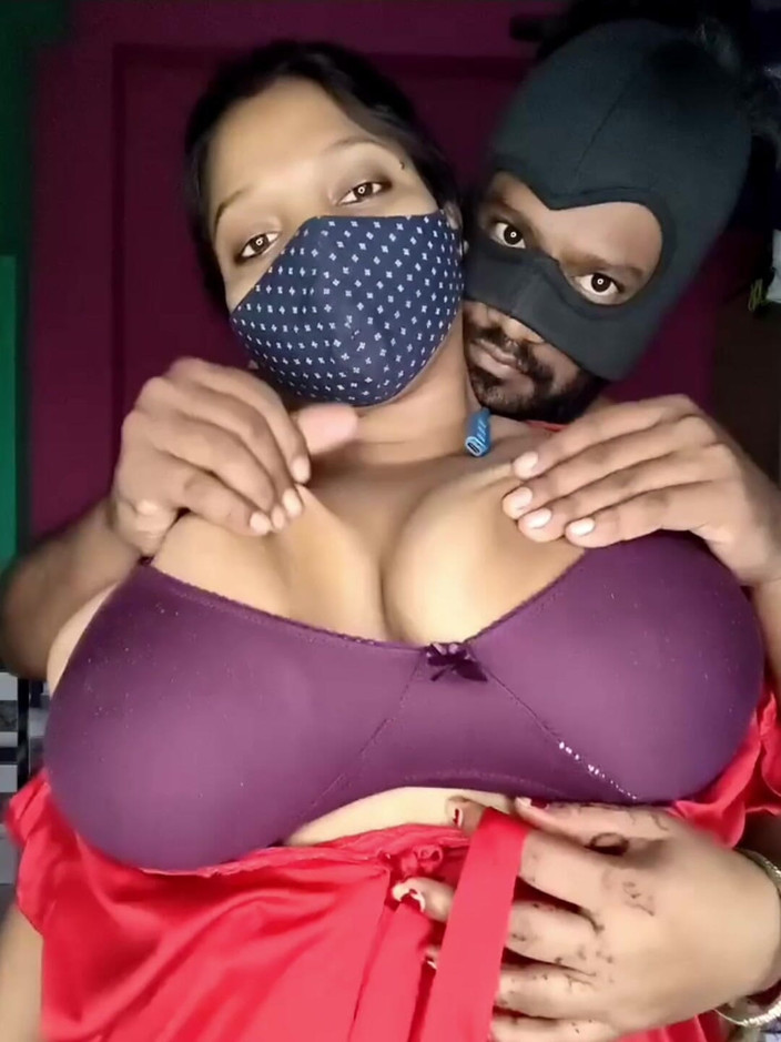 Queen7895: Sehr riesige möpse zeigen vor der kamera