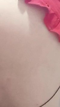 나는 빨간 치마를 입는 것을 좋아하고, 즐기기 위해 잠자리에 갑니다.
