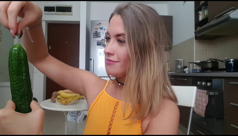 Erotic Tanya: Teen does deepthroating challenge