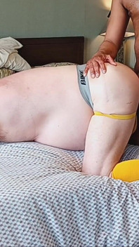 Massagista não pode resistir !! Urso recebe muito mais do que esperava!