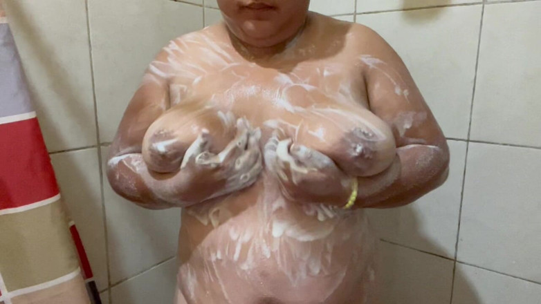 Stepmom_with_big_tits: Awek menikmati mandi yang baik semasa menyentuh pepek itu dan...