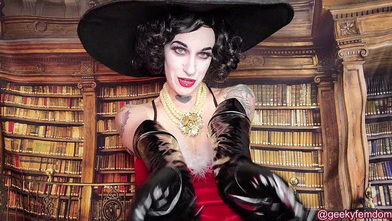 Geeky Femdom: Lady Dimitrescu semestergåva