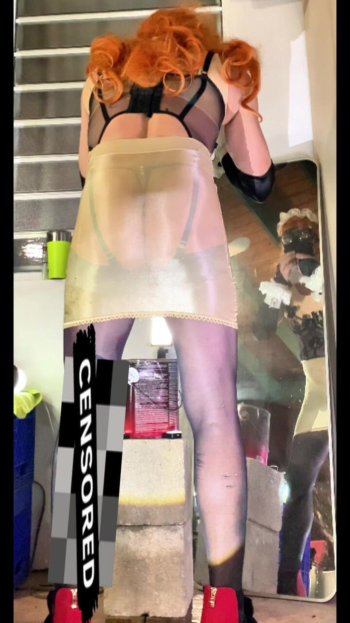 Benito414: かわいいフェムボーイ、とてもセクシーなストッキングランジェリーがパンティを見せる