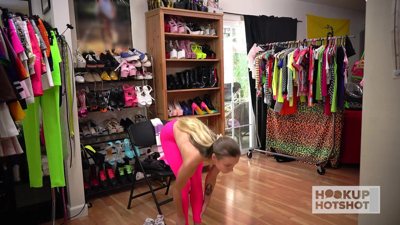 HookUp HotShot-BTS: BTS - 小柄なナオミ・スワンがブライアン・ゴズリングの激しいセックスに興奮!