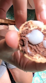 Sání ptáka s spermatem na konci sušenky. Lízání mrdky